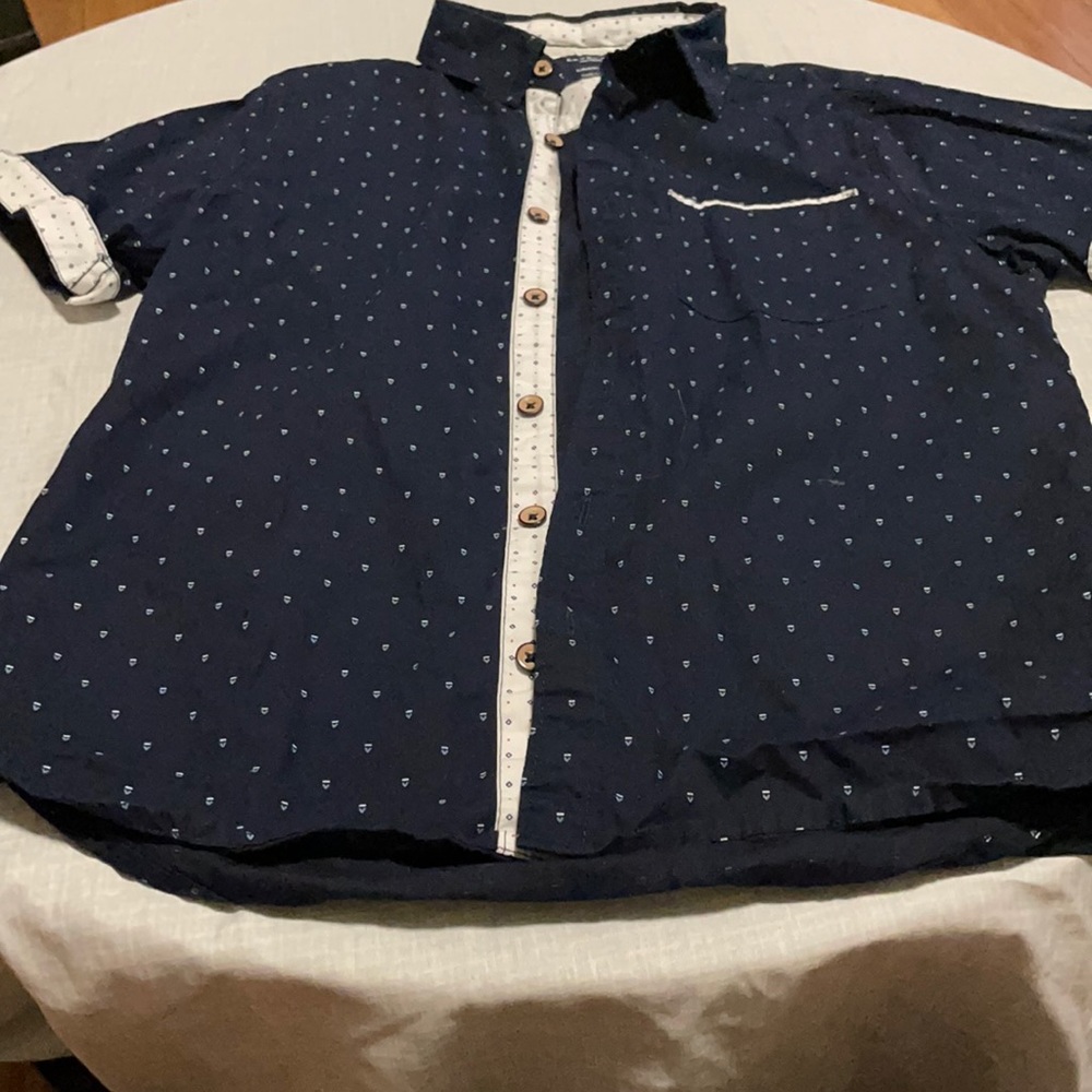 Size large levelten button down shirt